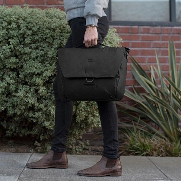 Peak Design Everyday Messenger 13L v2 PFAS-frei aus recyceltem Nylon in Hand Peak Design Everyday Messenger 13L v2 PFAS-frei aus recyceltem Nylon in Hand