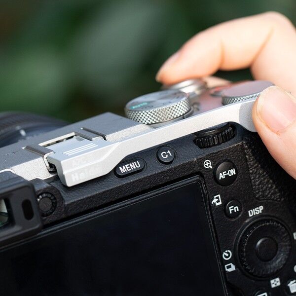Haida Thumbs Grip in silver mounted on a Sony Alpha 7C II side view
