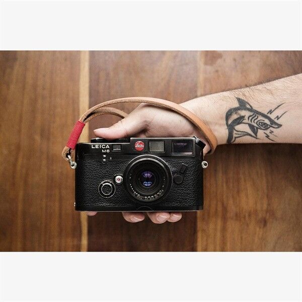 Handschlaufe an einer Kamera montiert