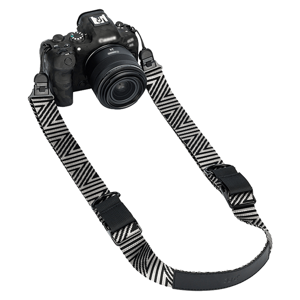 Kameragurt breit in schwarz grau mit Schnellverschluss QRS-D1-SG von JJC an Kamera