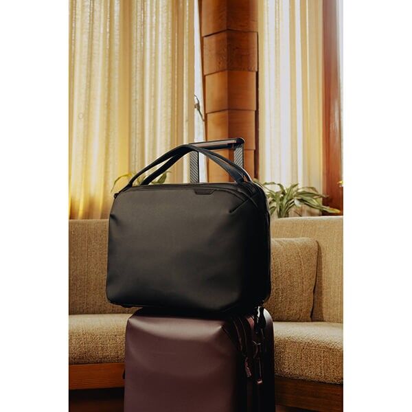 Peak Design Travel Weekender in Black, 25-liter travel bag for carry-on trolley Peak Design Travel Weekender in Black, 25-liter travel bag for carry-on trolley