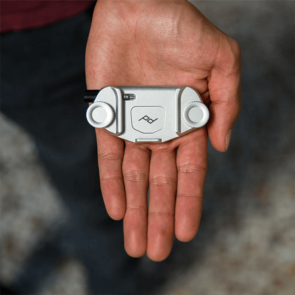 Peak Design Capture silber Clip und Plate CP-S-3 in Hand