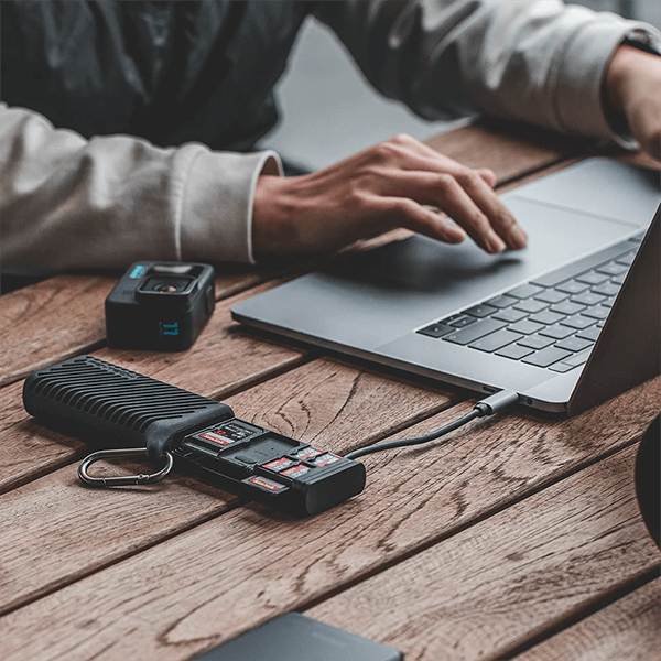 SD Kartenlesegeraet und Speicherkartenetui in einem mit USB-C in Anwendung