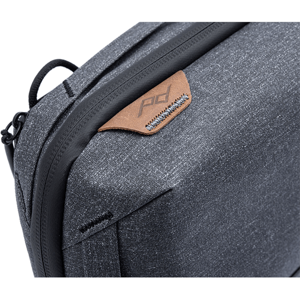 Detailaufnahme des wetterfesten Materials des Tech Pouch