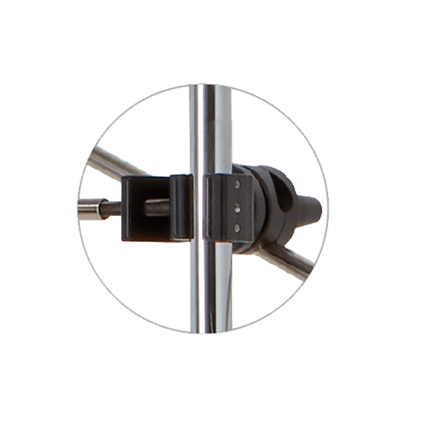 Fotograf nutzt die Jinbei JB11-038A Rohrklemme zur Befestigung von Studioausrüstung detail