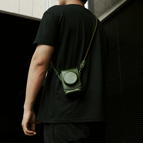 SmallRig leather case Fujifilm X-HF1 in use