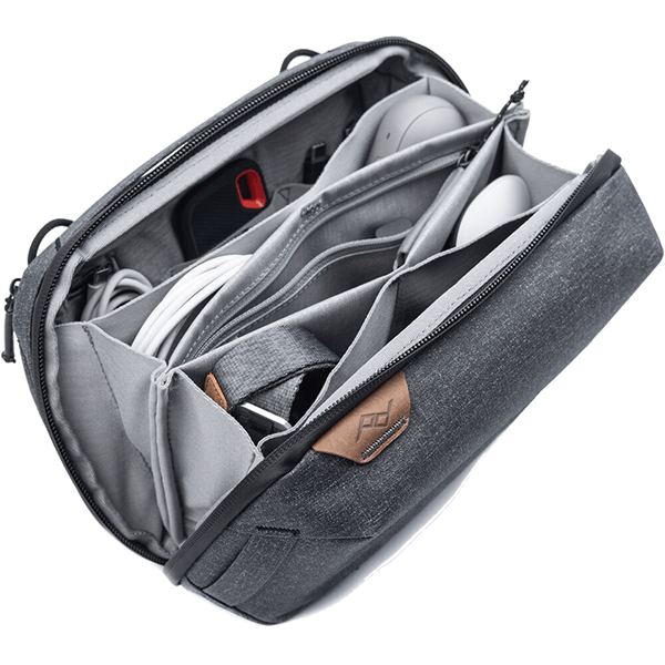 Geöffneter Tech Pouch mit sichtbarem Innenleben