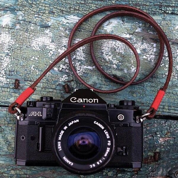 Bronkey Brauner und roter Leder Kameragurt Tokyo #102 an Befestigung