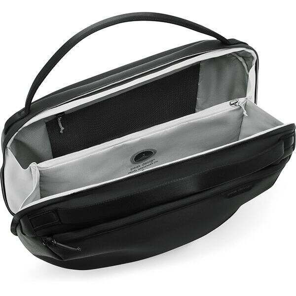Peak Design Travel Weekender in Black, 25-liter travel bag with top-loading design Peak Design Travel Weekender in Black, 25-liter travel bag with top-loading design