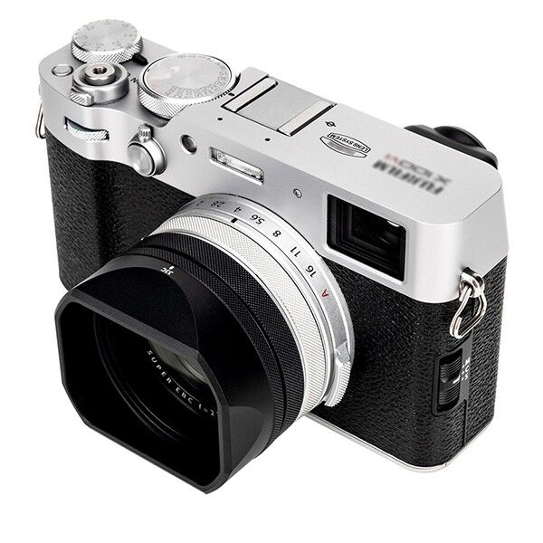 JJC LH-XVI in Schwarz montiert an Fujifilm Kamera