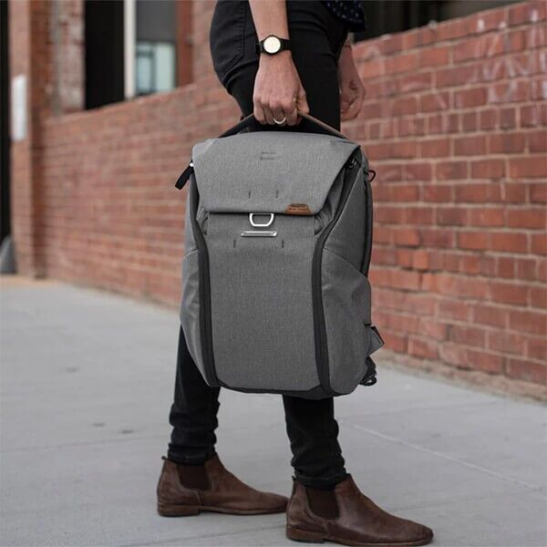 Peak Design Everyday Backpack 20L v3 in Ash in Anwendung