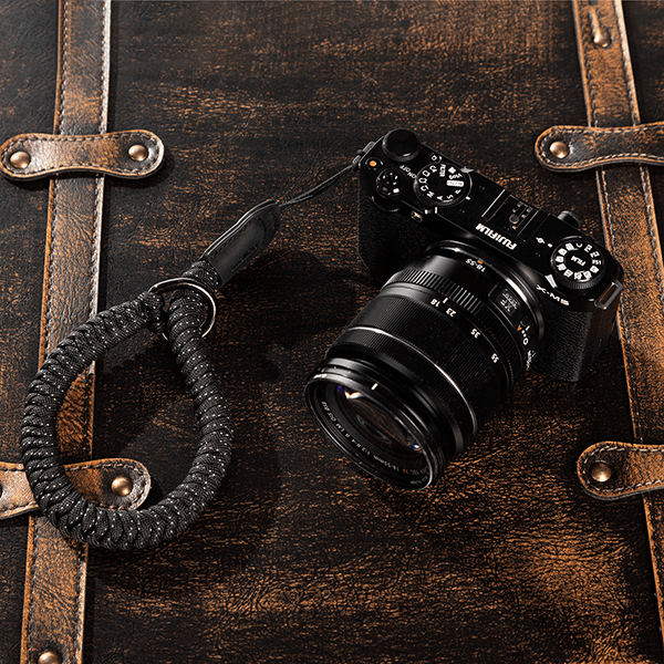 Smallrig Kamera Handschlaufe geflochten in schwarz 4881 auf Koffer