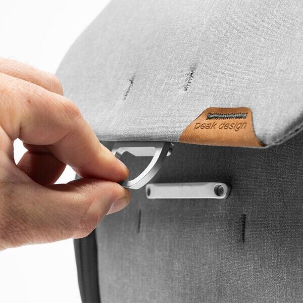 Peak Design Everyday Backpack 20L v3 in Ash detail
