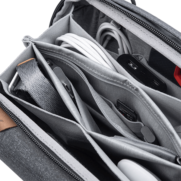 Tech Pouch im Einsatz mit technischem Zubehör