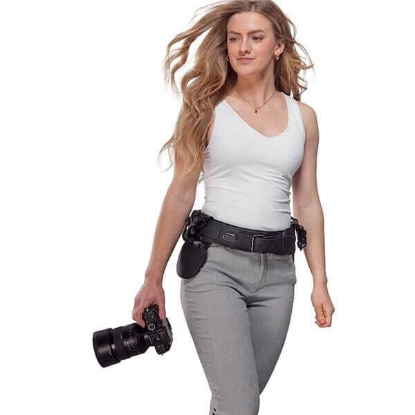 Doppel-Holster System für zwei Kameras an der Hüfte bei Frau Doppel-Holster System für zwei Kameras an der Hüfte bei Frau
