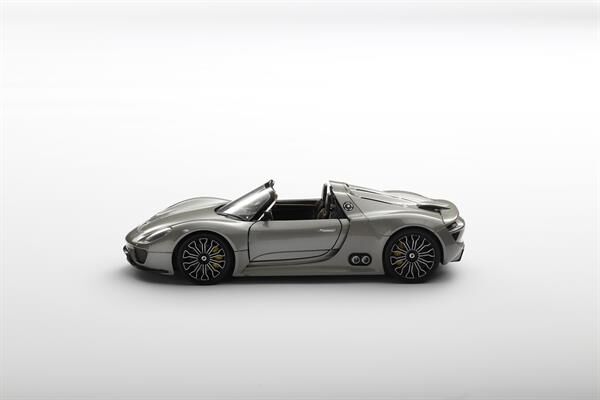 Welly Porsche 918 Spyder Silver 1:24