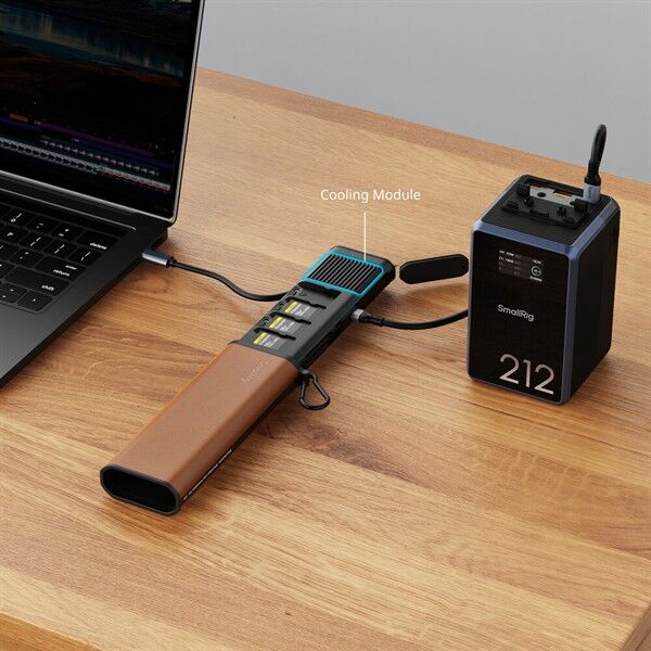 SmallRig CFexpress Typ A auf Tisch mit V-Mount Akku