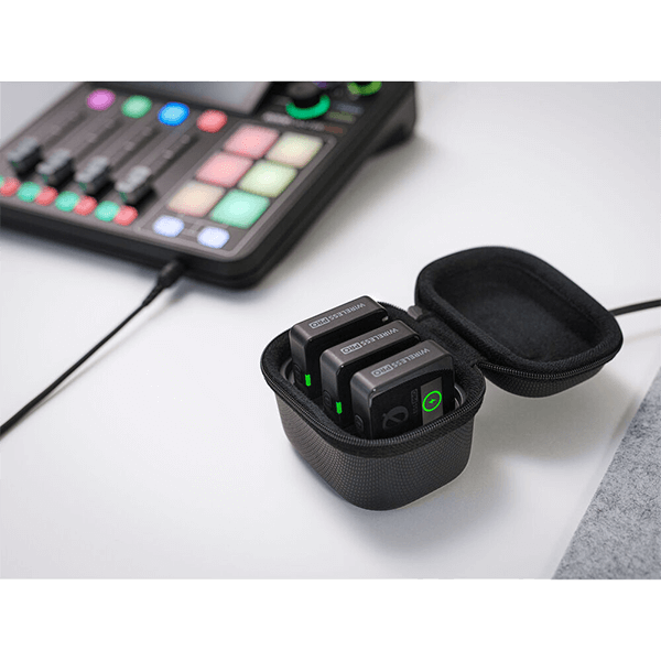 Rode Wireless PRO kabelloses Mikrofon für zwei Personen am Laden