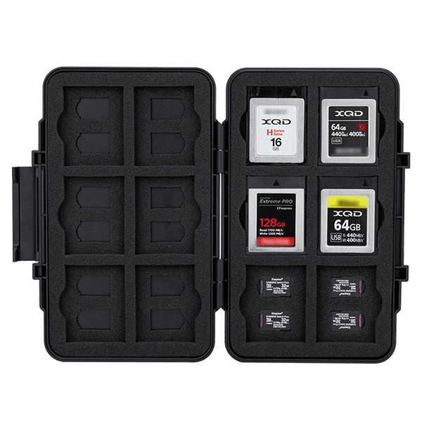 Detailansicht der Innenfächer für CFexpress Typ B und microSD Karten