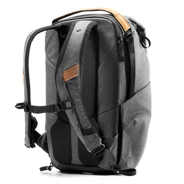 Peak Design Everyday Backpacks 20Liter V3 in Charcoal Tragesystem