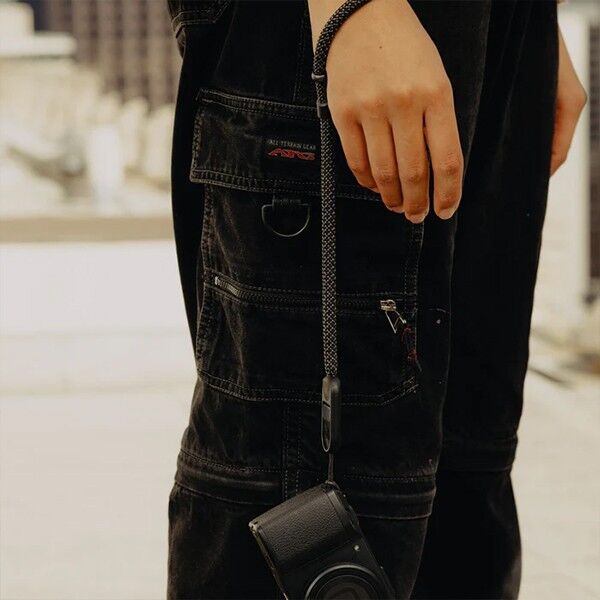 Fall protection of the black hand strap from Peak Design