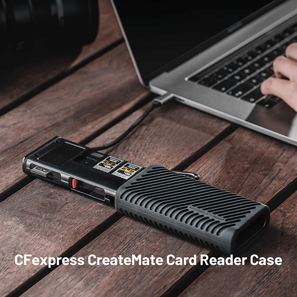 Card reader and memory card case in one CFexpress Typ A SD in use