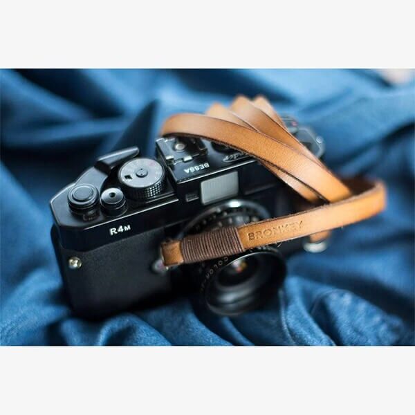 Bronkey Tokyo 106 Leder Kameragurt an Kamera befestigt Bronkey Tokyo 106 Leder Kameragurt an Kamera befestigt