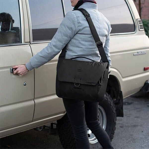 Peak Design Everyday Messenger 13L v2 PFAS-frei aus recyceltem Nylon Peak Design Everyday Messenger 13L v2 PFAS-frei aus recyceltem Nylon