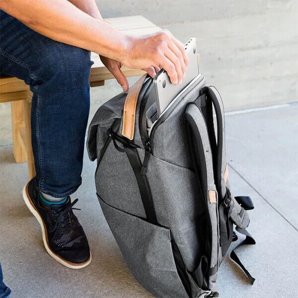 Peak Design Everyday Backpacks 20Liter V3 in Charcoal Laptopfach