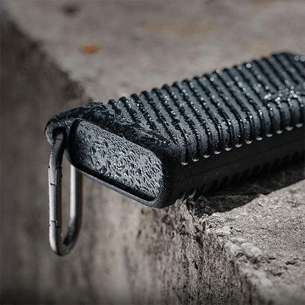 SD Kartenlesegeraet und Speicherkartenetui in einem mit USB-C mit Wasser