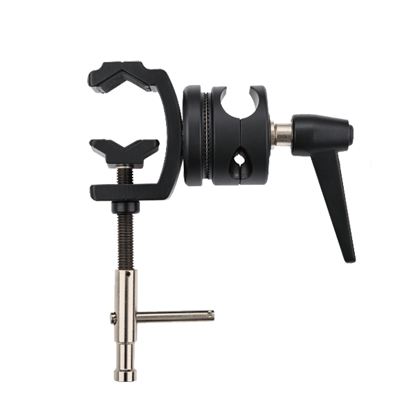 Fotograf nutzt die Jinbei JB11-038A Rohrklemme zur Befestigung von Studioausrüstung