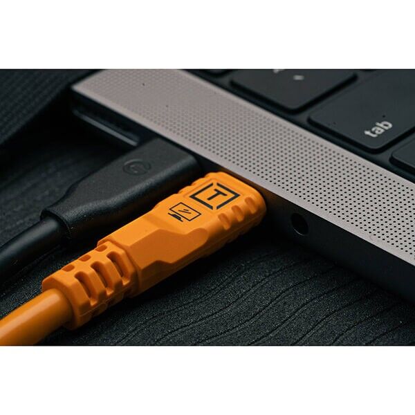 Close-up view of the TetherTools TetherPro Optima 10G cable