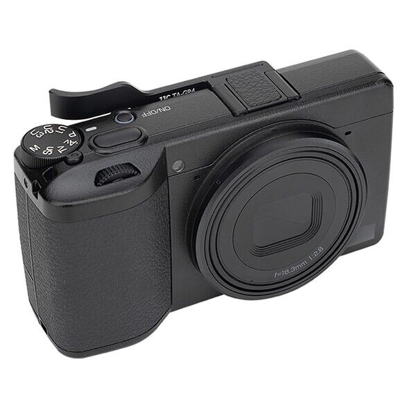 Thumbs Up Grip JJC montiert an Ricoh GR IV Frontansicht