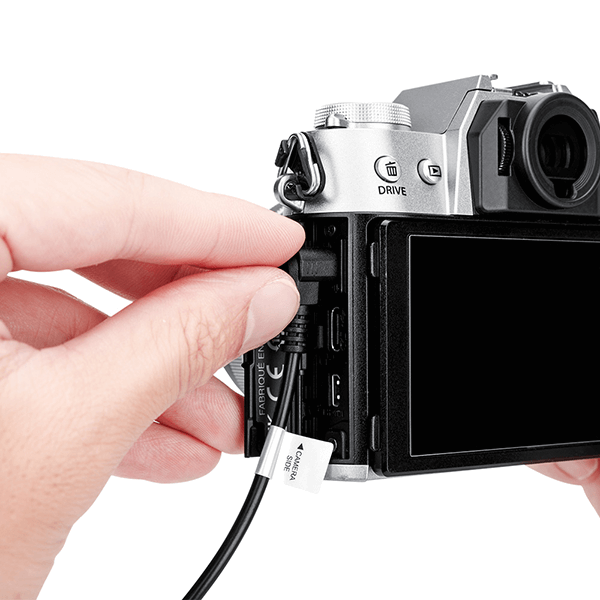 Adapterkable zur Fujifilm GFX100II und X-T50 an Kamera montiert