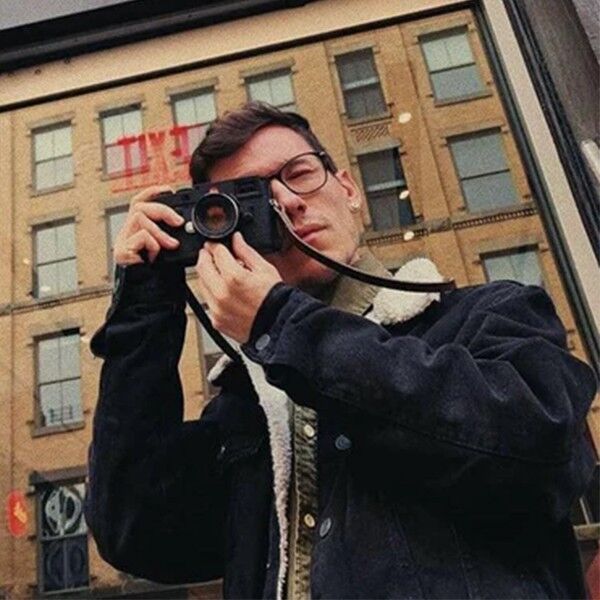 Tragebeispiel des Berlin 103 Kameragurt aus Leder 