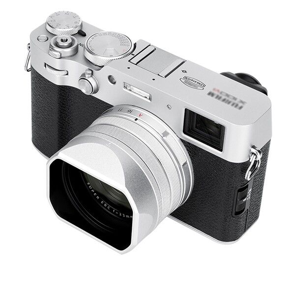 JJC LH-XVI in Silber an Fujifilm Kamera montiert