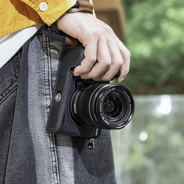 SmallRig Leder Etui zu Fujifilm X-S20 4232 in Hand draussen