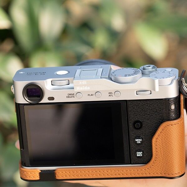 Haida Thumbs Grip for Fujifilm X-E5 Silver mounted on camera