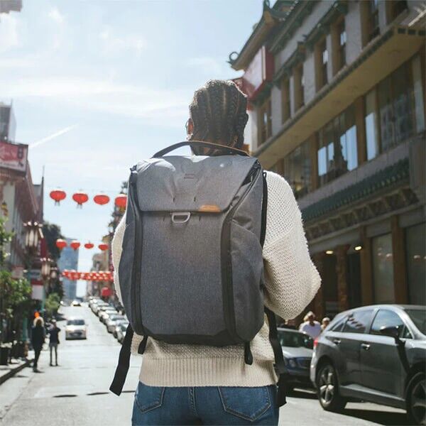 Peak Design Everyday Backpacks 20Liter V3 in Charcoal in Anwendung