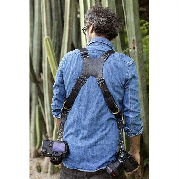 Bronkey Berlin 501 Doppelkameragurt im Einsatz mit zwei Kameras