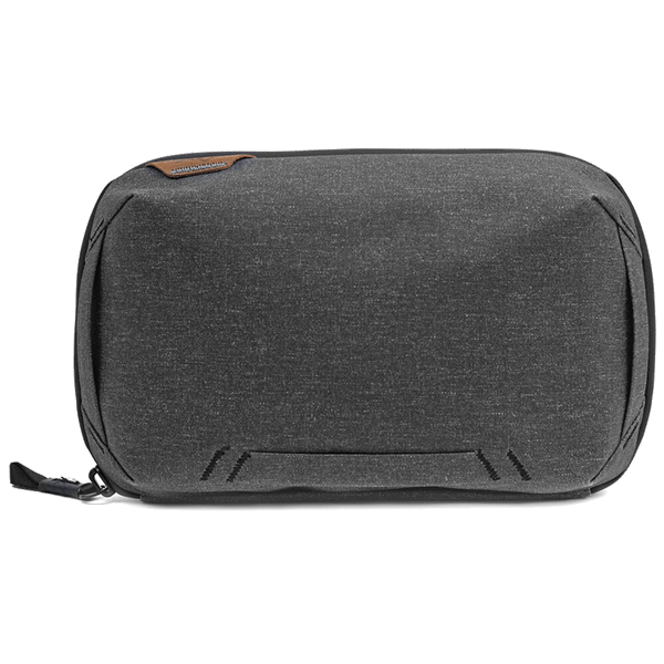 Vorderansicht des Peak Design Tech Pouch in Charcoal