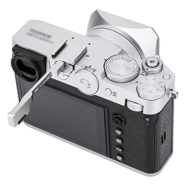 Daumengriff Fujifilm GFX100RF silber an Kamera montiert offen
