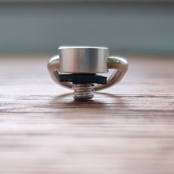 Detailaufnahme der Bronkey D-Ring Kamera-Schraube
