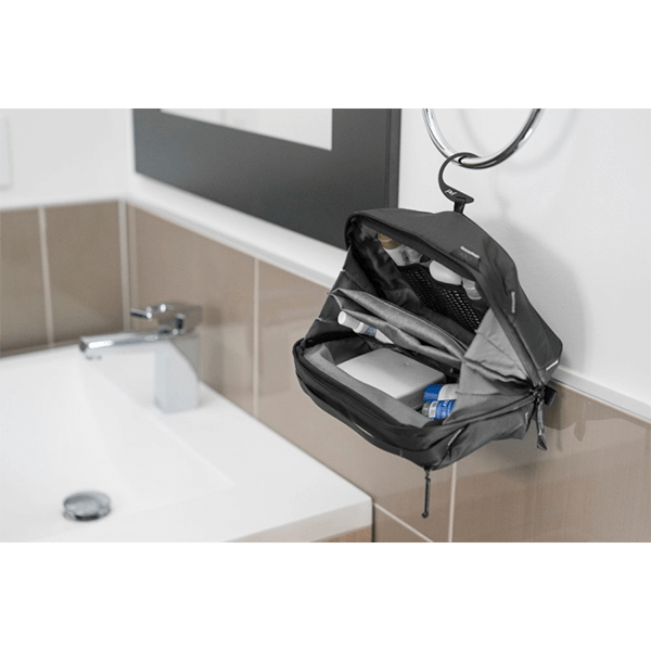 Peak Design Wash Pouch Kulturtasche schwarz in Anwendung