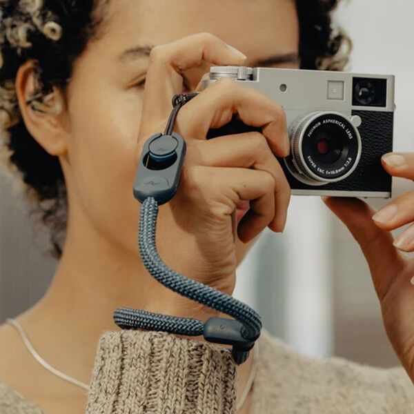 Peak Design Handschlaufe in Ocean Anwendungsbeispiel