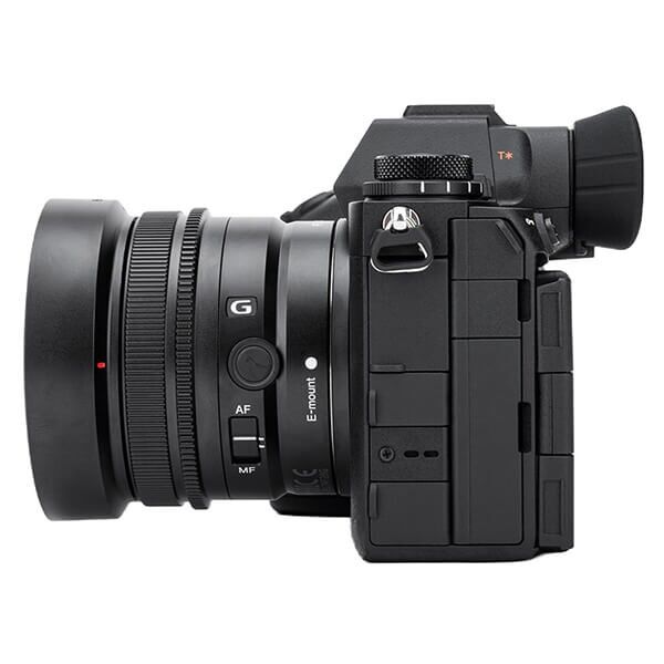 Sony FDA-EP21 Augenmuschel an Kamera seitliche Ansicht