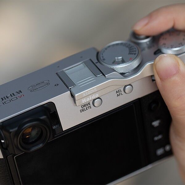 Haida Thumbs Grip für Fujifilm X100VI in Silber an Kamera montiert