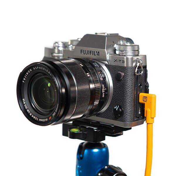 USB-C Kabel mit Winkelstecker an Kamera angeschlossen