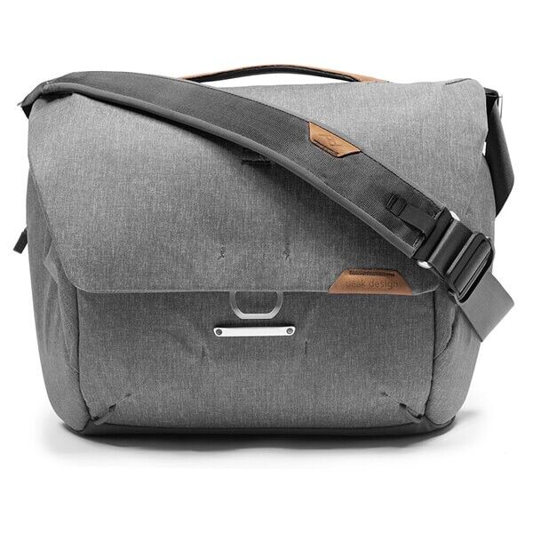 Vorderansicht der Peak Design Messenger 13L v2 Ash mit Gurt Vorderansicht der Peak Design Messenger 13L v2 Ash mit Gurt