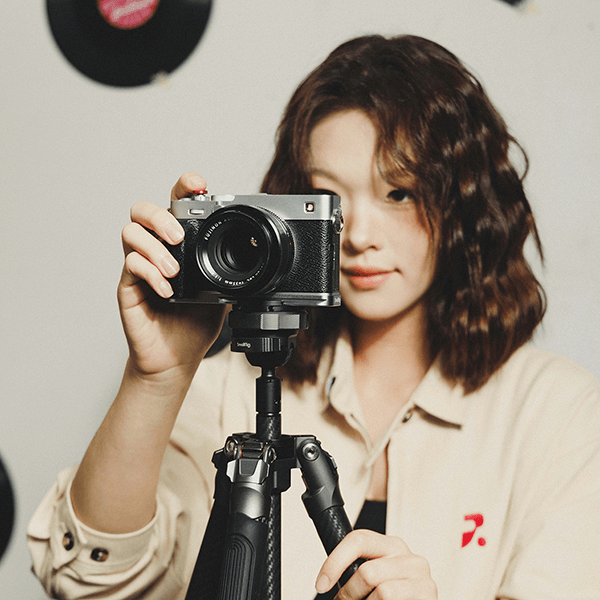 SmallRig handle mounted on the X-E5 camera on a tripod